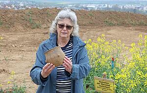 Andrea Neth vom Landesdenkmalamt hält einen 7000 Jahre alten Tontopf aus der Großgartacher Kultur in der Hand.
Fotos: Ralf Seidel