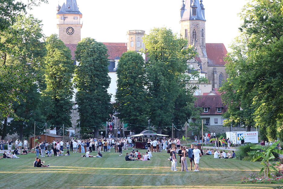 Nicht nur auf dem Marktplatz findet das Hohenloher Weindorf statt. Auch rund um das Schloss und im Hofgarten sind die Besucher in Öhringen unterwegs. Nicht nur auf dem Marktplatz findet das Hohenloher Weindorf statt. Auch rund um das Schloss und im Hofgarten sind die Besucher in Öhringen unterwegs.