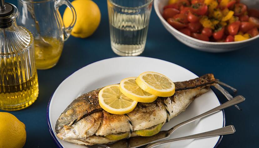 Ein leichtes Abendessen, das nach Urlaub schmeckt: Fisch mit Zitrone und Tomatensalat.