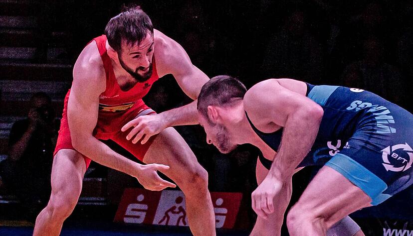 Ein Schl&uuml;sselkampf: Recep Topal (links) hat sich gegen das H&ouml;sbacher Eigengew&auml;chs Niklas Dorn nicht durchgesetzt. Der T&uuml;rke ist eher ein Konterringer, der Stil seines Kontrahenten ist ihm daher nicht entgegengekommen.