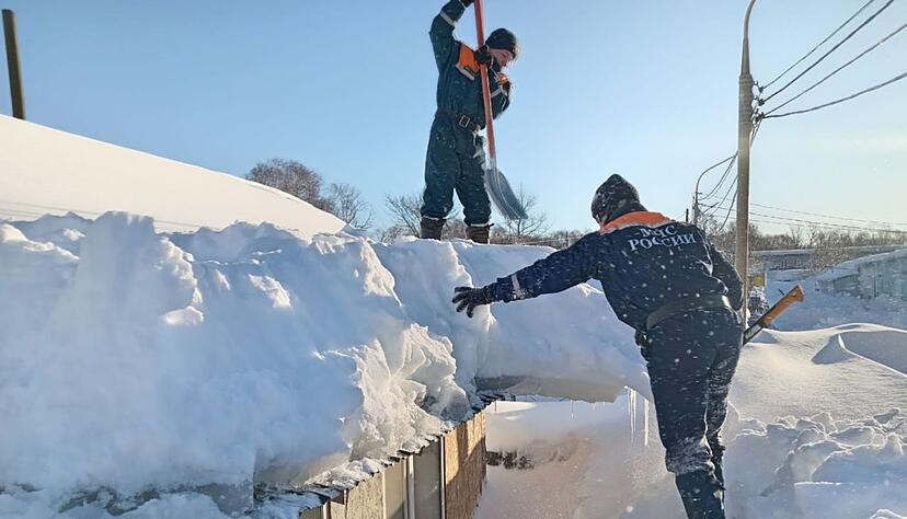 Die Beh&ouml;rden auf der fern&ouml;stlichen Halbinsel Kamtschatka rechnen noch mit tagelangen Eins&auml;tzen, um dem Schneechaos Herr zu werden.