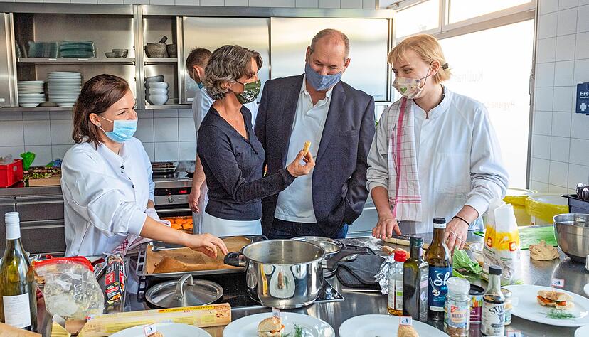 Workshop zur Verfeinerung der Weindorf-Speisen mit (v.l.) Studentin Anna Schneider, DHBW-Professorin Nicole Graf, Genuss-Guru Otto Geisel, Studentin Luna Fassbender. Workshop zur Verfeinerung der Weindorf-Speisen mit (v.l.) Studentin Anna Schneider, DHBW-Professorin Nicole Graf, Genuss-Guru Otto Geisel, Studentin Luna Fassbender.