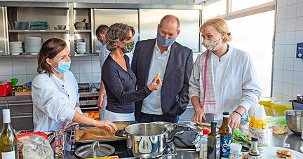 Workshop zur Verfeinerung der Weindorf-Speisen mit (v.l.) Studentin Anna Schneider, DHBW-Professorin Nicole Graf, Genuss-Guru Otto Geisel, Studentin Luna Fassbender.