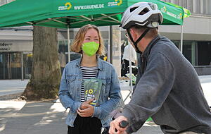 Isabell Steidel, Direktkandidatin der Grünen, beim Straßenwahlkampf in der Heilbronner Fußgängerzone. Isabell Steidel, Direktkandidatin der Grünen, beim Straßenwahlkampf in der Heilbronner Fußgängerzone.