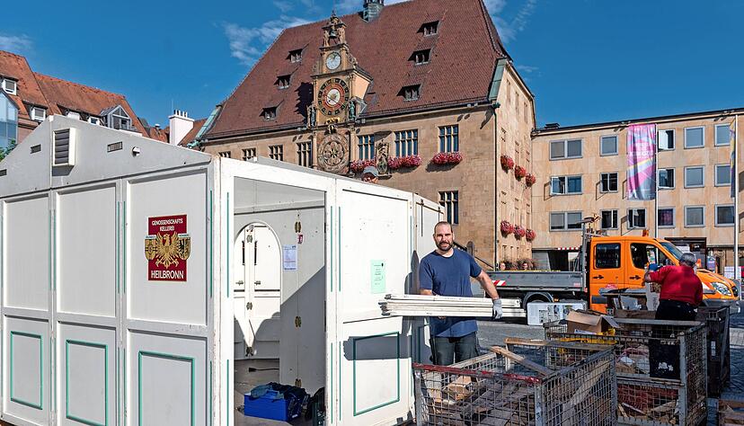 Auf dem Marktplatz laufen Aufbauarbeiten fürs 50. Heilbronner Weindorf, am Donnerstag um 17 Uhr wird es eröffnet.  Auch Andre Braun (im Bild) packt mit an. Im Umfeld sind Straßen gesperrt.
Foto: Mario Berger