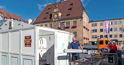 Auf dem Marktplatz laufen Aufbauarbeiten fürs 50. Heilbronner Weindorf, am Donnerstag um 17 Uhr wird es eröffnet. Um Umfeld sind Straßen gesperrt.
Foto: Mario Berger