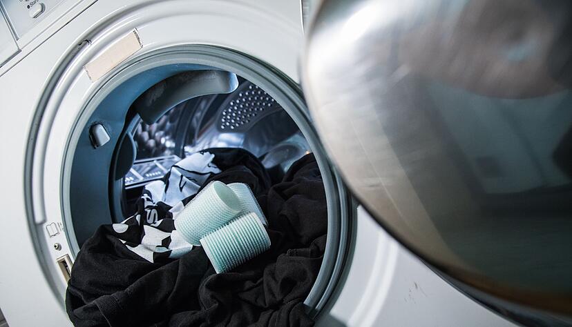 Mehrere Klett-Lockenwickler mit der W&auml;sche in die Trommel geben.
