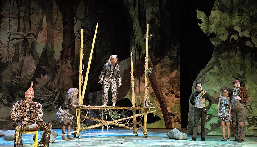 Shere Khan (links, Hannes Rittig), Rakscha (Stella Goritzki), Akela (Lucas Janson), Bagheera (Anjo Czernich), Mowgli (Giulia Weis), Baloo (Marek Egert).
Foto: Thomas Braun Shere Khan (links, Hannes Rittig), Rakscha (Stella Goritzki), Akela (Lucas Janson), Bagheera (Anjo Czernich), Mowgli (Giulia Weis), Baloo (Marek Egert).
Foto: Thomas Braun