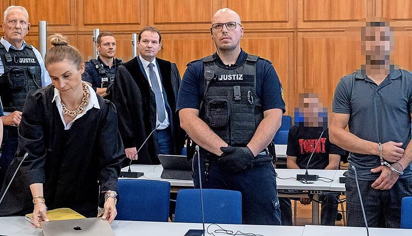 Weil der Ehemann ihrer Schwester ihre Familie beleidigt haben soll, sollen zwei Brüder versucht haben, den Schwager zu ermorden. Sie müssen sich vor dem Landgericht verantworten.