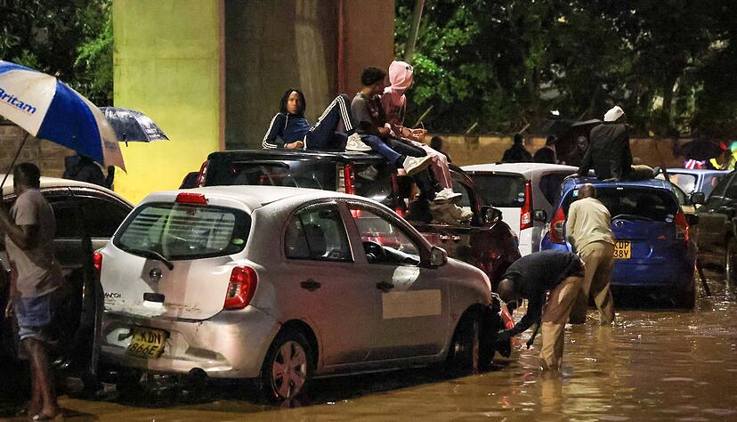 Auch Stra&szlig;en, Gesch&auml;fte und andere Infrastruktur wurden besch&auml;digt.