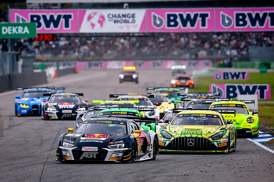 Abt-Pilot Kelvin van der Linde (vorne links) hat beim DTM-Finale auf dem Hockenheimring im Audi R8 nochmal einen Sieg geholt.