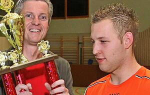 Chefredakteur Uwe Ralf Heer (li) übergab 2008 den Pokal an die SG. Chefredakteur Uwe Ralf Heer (li) übergab 2008 den Pokal an die SG.