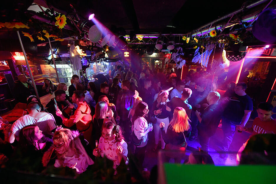 Die Laube lud zur Halloween-Party unter 2G-Bedingungen. Und die Partygeister erschienen und hatten offensichtlich Spaß.