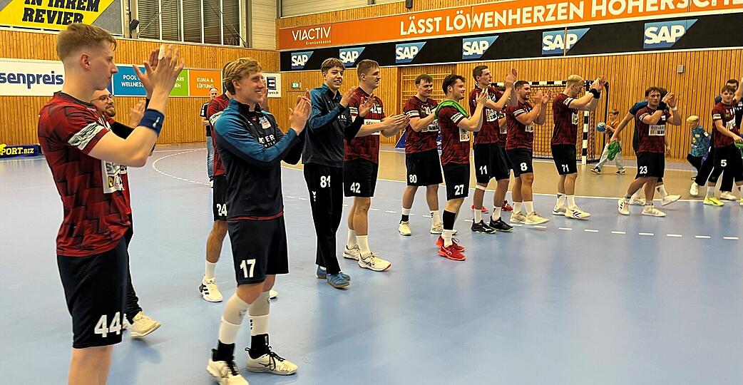 Gut gemacht, hier wie da: Die Spieler des TSB Horkheim beklatschen nach ihrem Auswärtssieg die mitgereisten Fans.
Foto: Öhlschläger Gut gemacht, hier wie da: Die Spieler des TSB Horkheim beklatschen nach ihrem Auswärtssieg die mitgereisten Fans.
Foto: Öhlschläger