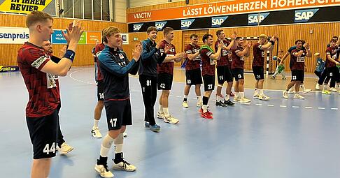 Gut gemacht, hier wie da: Die Spieler des TSB Horkheim beklatschen nach ihrem Auswärtssieg die mitgereisten Fans.
Foto: Öhlschläger Gut gemacht, hier wie da: Die Spieler des TSB Horkheim beklatschen nach ihrem Auswärtssieg die mitgereisten Fans.
Foto: Öhlschläger