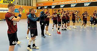 Gut gemacht, hier wie da: Die Spieler des TSB Horkheim beklatschen nach ihrem Auswärtssieg die mitgereisten Fans. 
Foto: Öhlschläger