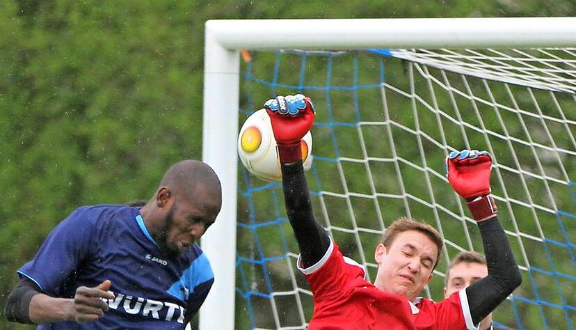 Tor? Foul! Der K&uuml;nzelsauer Njie Gibbi (links) setzt sich gegen Tura-Schlussmann Kevin Hornig durch, doch der Schiedsrichter entscheidet auf Foul an Hornig.Foto: Bertok