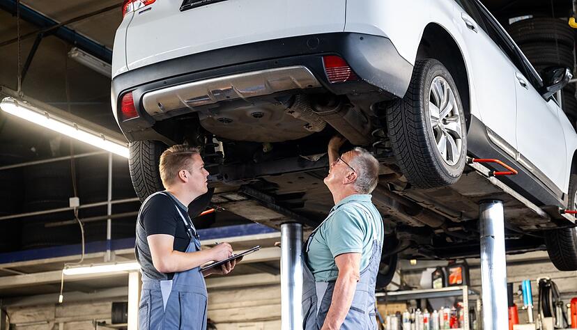 Generationenübergreifende Zusammenarbeit in der Automontage: Während oft von Konflikten zwischen Jung und Alt die Rede ist, zeigt die Realität am Arbeitsplatz ein anderes Bild. Generationenübergreifende Zusammenarbeit in der Automontage: Während oft von Konflikten zwischen Jung und Alt die Rede ist, zeigt die Realität am Arbeitsplatz ein anderes Bild.