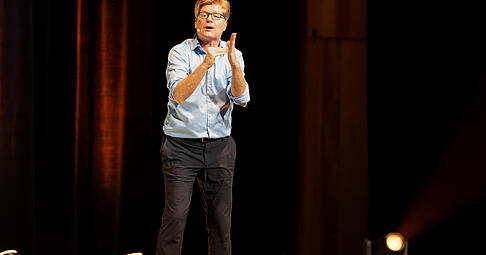 „Nicht nur Schüler sind verhaltensauffällig“: Johannes Schröder
alias der Korrekturensohn. „Nicht nur Schüler sind verhaltensauffällig“: Johannes Schröder
alias der Korrekturensohn.