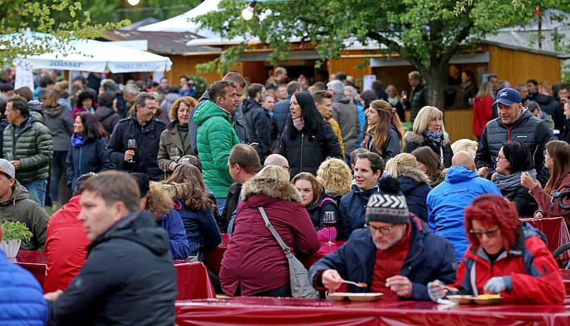 Elf Gastronomen und 21 Weinbaubetriebe sorgen f&uuml;r die Verpflegung.