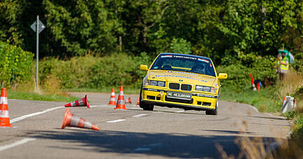 Nico Chelminiacki und Marcel Pimpl wollen mit ihrem gelben BMW E36 318ti auf dem Wolfszipfel nicht nur optisch für Aufsehen sorgen.