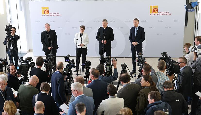 Auf einer Pressekonferenz wurde Heiner Wilmer als neuer Chef der deutschen Bischöfe vorgestellt. Auf einer Pressekonferenz wurde Heiner Wilmer als neuer Chef der deutschen Bischöfe vorgestellt.