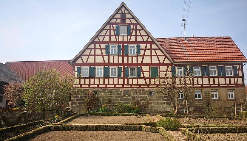 Ein besonders gut erhaltenes, typisches "Pfarrer-Meyer-Haus" - mit Viehstall unten und Wohnräumen darüber &minus; steht in Westernach.