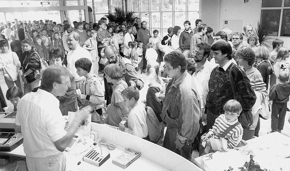Volles Haus im Neckarsulmer Aquatoll. Am 7. September 1990 ist das Bad ist für Besucher geöffnet. Beim ersten Wochenende gibt es verbilligte Eintrittskarten.