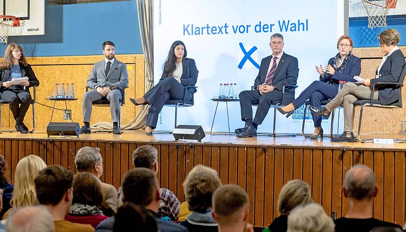Die Stimme-Redakteurinnen Sabine Friedrich (links) und Anja Krezer (rechts) fühlten den Kandidaten Tobias Kniel, Gülen Grombach, Torsten Clauß und Birgit Hannemann (v.l.) auf den Zahn. Die Stimme-Redakteurinnen Sabine Friedrich (links) und Anja Krezer (rechts) fühlten den Kandidaten Tobias Kniel, Gülen Grombach, Torsten Clauß und Birgit Hannemann (v.l.) auf den Zahn.