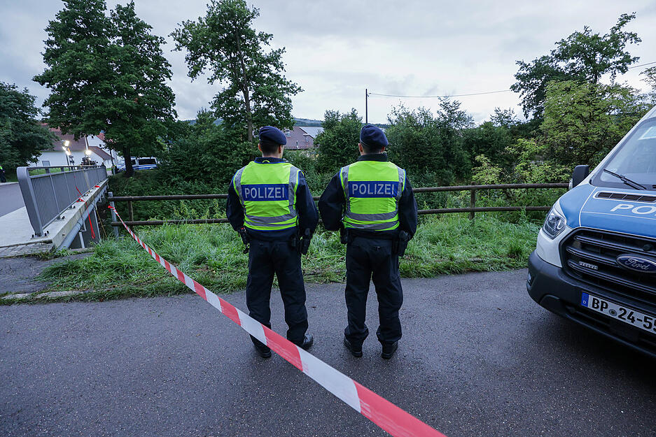 Einsatzkräfte der Polizei sperren die Unfallstelle bei Riedlingen unterhalb einer Brücke ab.