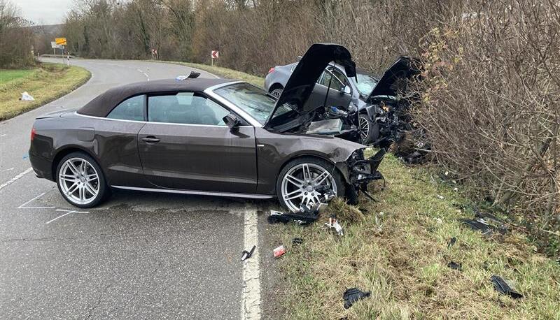 In Lauffen ist es am Freitagnachmittag zu einem schweren Unfall gekommen. Zwei Autos kollidierten frontal miteinander.