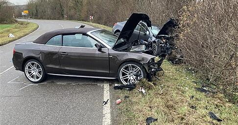 In Lauffen ist es am Freitagnachmittag zu einem schweren Unfall gekommen. Zwei Autos kollidierten frontal miteinander.