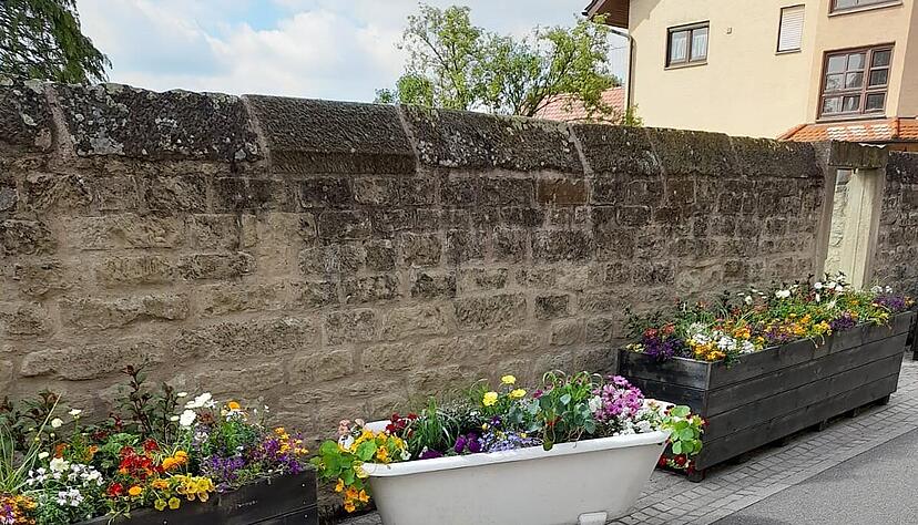 Bepflanzte Wanne mit abgeknicktem Bein in der Leiergasse. Inzwischen hat der Bauhof den Beitrag des "B&uuml;rgerg&auml;rtners" Peter Preusch repariert.
Foto: Peter Preusch