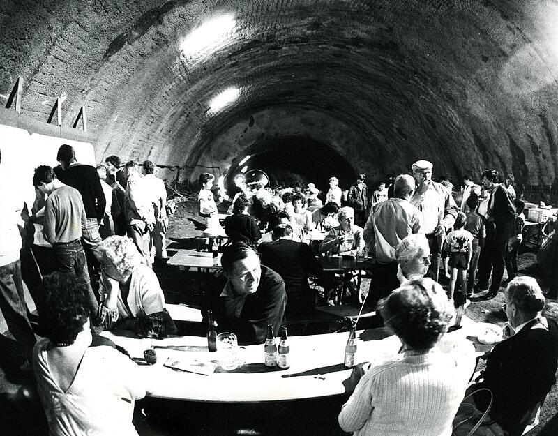 August 1987: Tausende kommen zum Tag der offenen Tür in den Hildegard-Tunnel. In der Haltebucht, tunnelmittig gelegen, werden die Besucher bewirtet und mit Informationen versorgt.