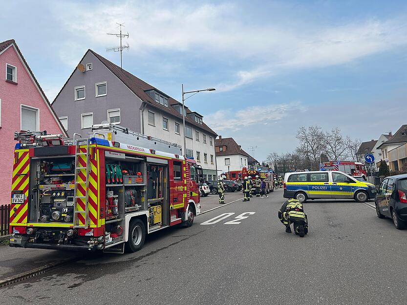 Die Feuerwehr ist bei Reifen Bender in Neckarsulm vor Ort, der Brand ist bereits gelöscht.