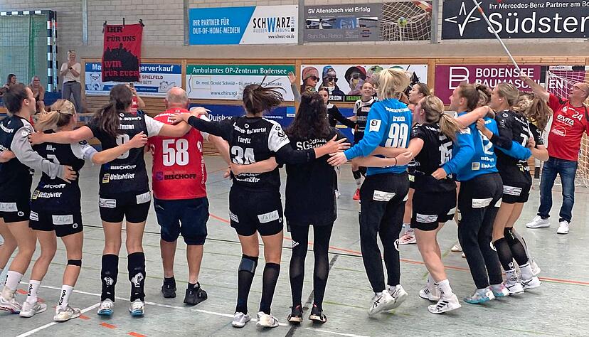 Arm in Arm in die 2. Bundesliga: Die Frauen der SG Schozach-Bottwartal haben am Bodensee den Aufstieg vorzeitig klar gemacht.
Foto: Dominik Knobloch Arm in Arm in die 2. Bundesliga: Die Frauen der SG Schozach-Bottwartal haben am Bodensee den Aufstieg vorzeitig klar gemacht.
Foto: Dominik Knobloch