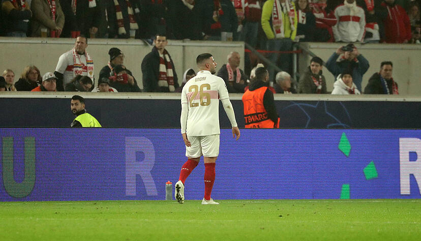 Deniz Undav hält sich den Oberschenkel. Der Stürmer des VfB Stuttgart musste gegen Atalanta Bergamo in der Champions League verletzt ausgewechselt werden. Deniz Undav hält sich den Oberschenkel. Der Stürmer des VfB Stuttgart musste gegen Atalanta Bergamo in der Champions League verletzt ausgewechselt werden.