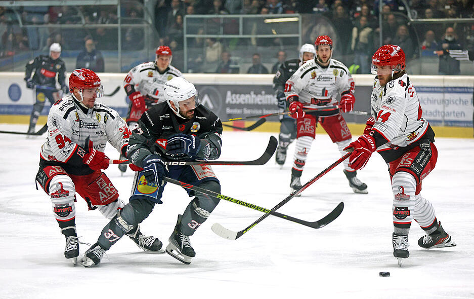 Falken-Kapitän Frédérik Cabana sorgte für zusätzliche Stimmung, denn er hat seinen Vertrag verlängert.