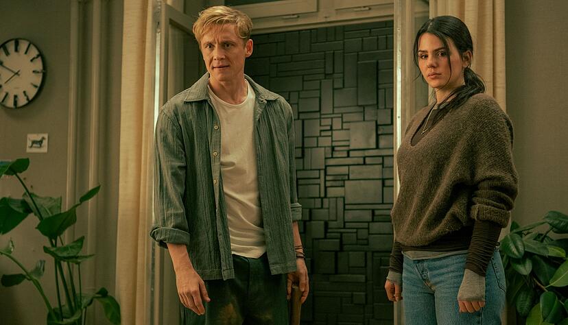 Tim (Matthias Schweigh&ouml;fer) und Olivia (Ruby O. Fee) k&auml;mpfen gegen eine mysteri&ouml;se Wand.