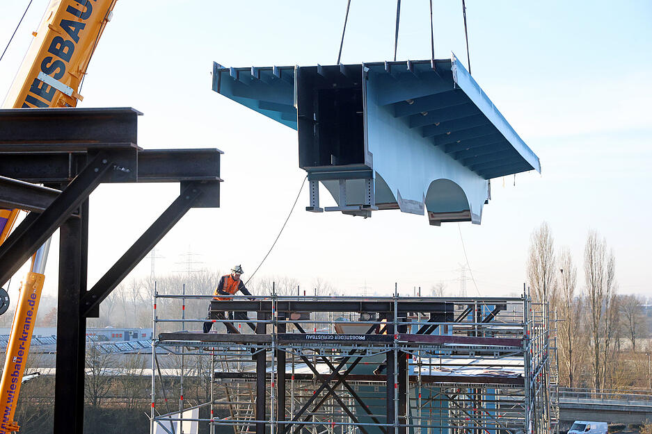 Am 21. Januar kam das schwere Br&uuml;ckenteil am Schwarz-Campus an.