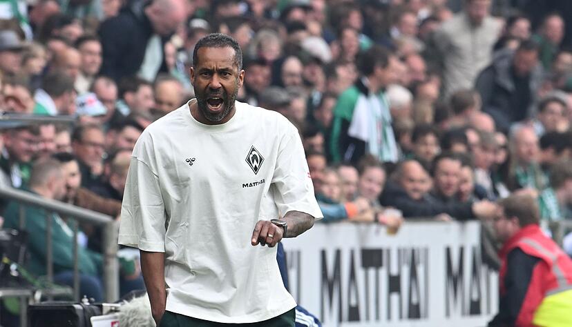 Nach dem Sieg im Nordderby will Werder-Trainer Daniel Thioune in Stuttgart jubeln. (Archivbild)