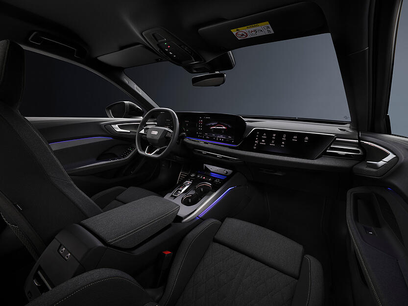 Innen setzt Audi auf ein vollständig digitales Cockpit (11,9 Zoll), das fließend in ein 14,5 Zoll großes Curved Display, also einen gewölbten Bildschirm übergeht und stark dem Fahrer zugeneigt ist.