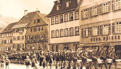 Künzelsau im Dritten Reich: Schüler der nationalsozialistischen Aufbauschule &minus; heute Schloss-Gymnasium &minus; marschieren in Uniform auf der Hauptstraße.Foto: privat