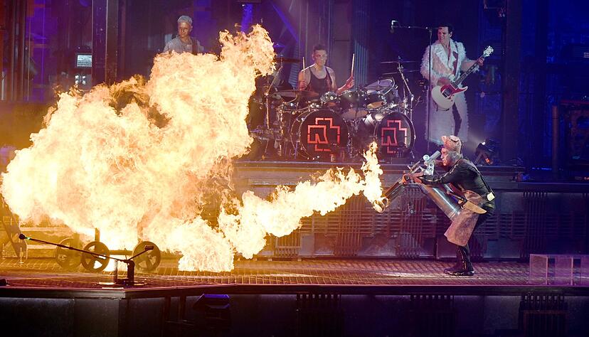 Rammstein Frontsänger Till Lindemann (r) bei einem Auftritt.