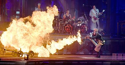 Rammstein Frontsänger Till Lindemann (r) bei einem Auftritt.