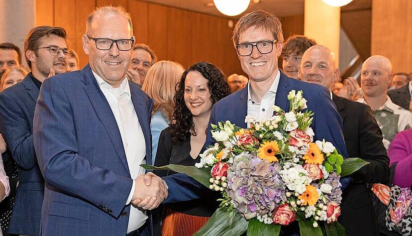 Der alte Sindelfinger OB gratuliert dem künftigen: Dr. Bernd Vöhringer (l.) und Markus Kleemann. In der Mitte Kleemanns Partnerin Ilona Benz.