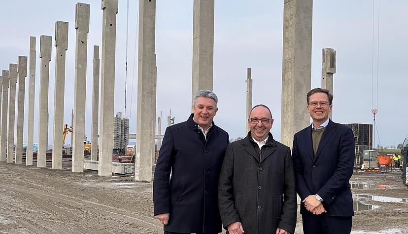 Auf der Baustelle in Öhringen geht es gut voran. Auf dem Bild von links: Michael Dartsch, Bereichsleiter für Produktion und Befestigungstechnik bei der Würth-Gruppe, sowie die beiden Dringenberg-Geschäftsführer Gerhard Schulz und Christian Würth.