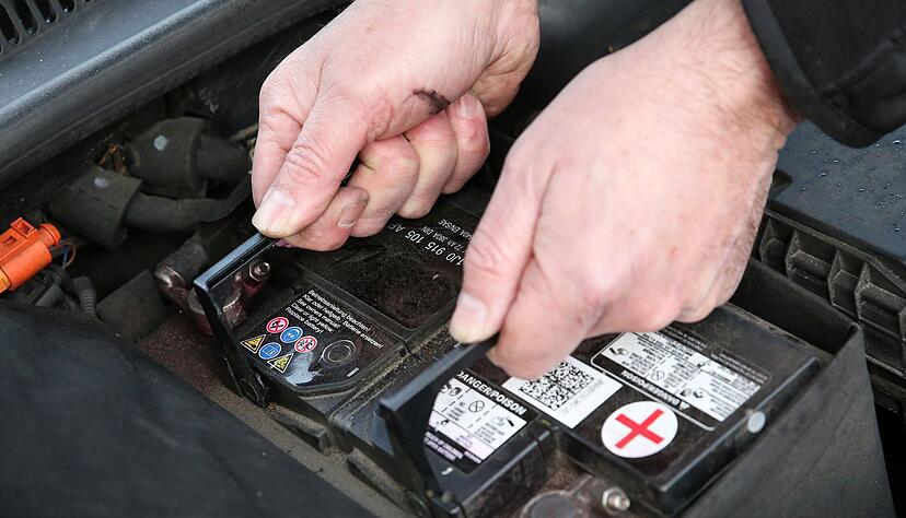 Geh&ouml;rt meist in die H&auml;nde von Fachleuten: Der Austausch der Autobatterie ist alles andere als einfach.