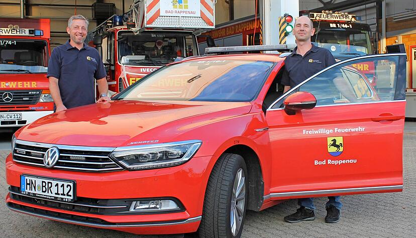 Timo Hofmann (links) und Thomas Wachno sind Mitglieder der Freiwilligen Feuerwehr. Im Alltag bringt das Ehrenamt oft Einschränkungen mit sich. 
Foto: Elfi Hofmann