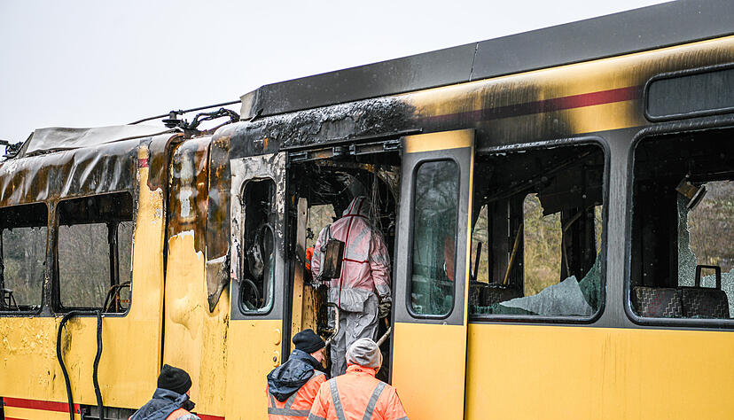 Kriminaltechniker sichern Spuren nach dem Zusammensto&szlig; eines Tanklasters mit einer Stadtbahn.
